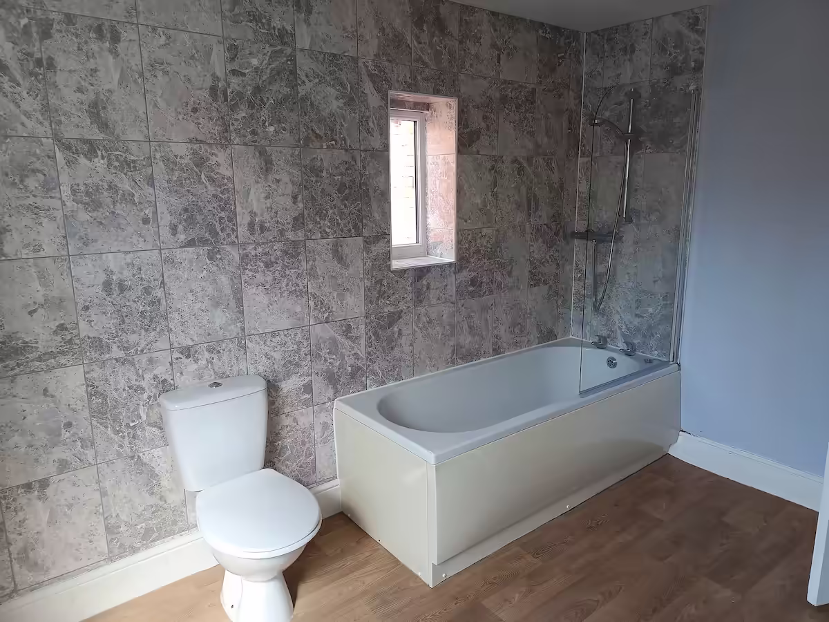 19 Rosebery Road, Exeter - bathroom