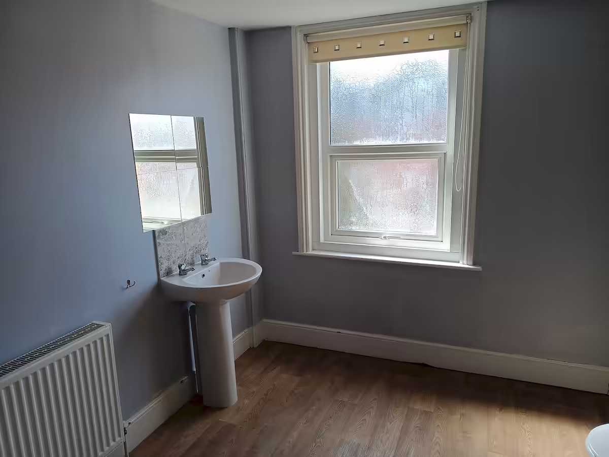 19 Rosebery Road, Exeter - bathroom sink